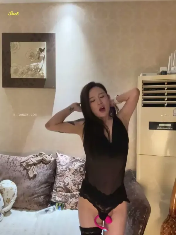 性感野模干爹不在家豪宅开直播勾引少男3